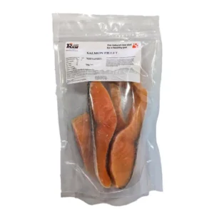 A sealed plastic package containing several raw salmon fillets with a white label on top showing product information.
